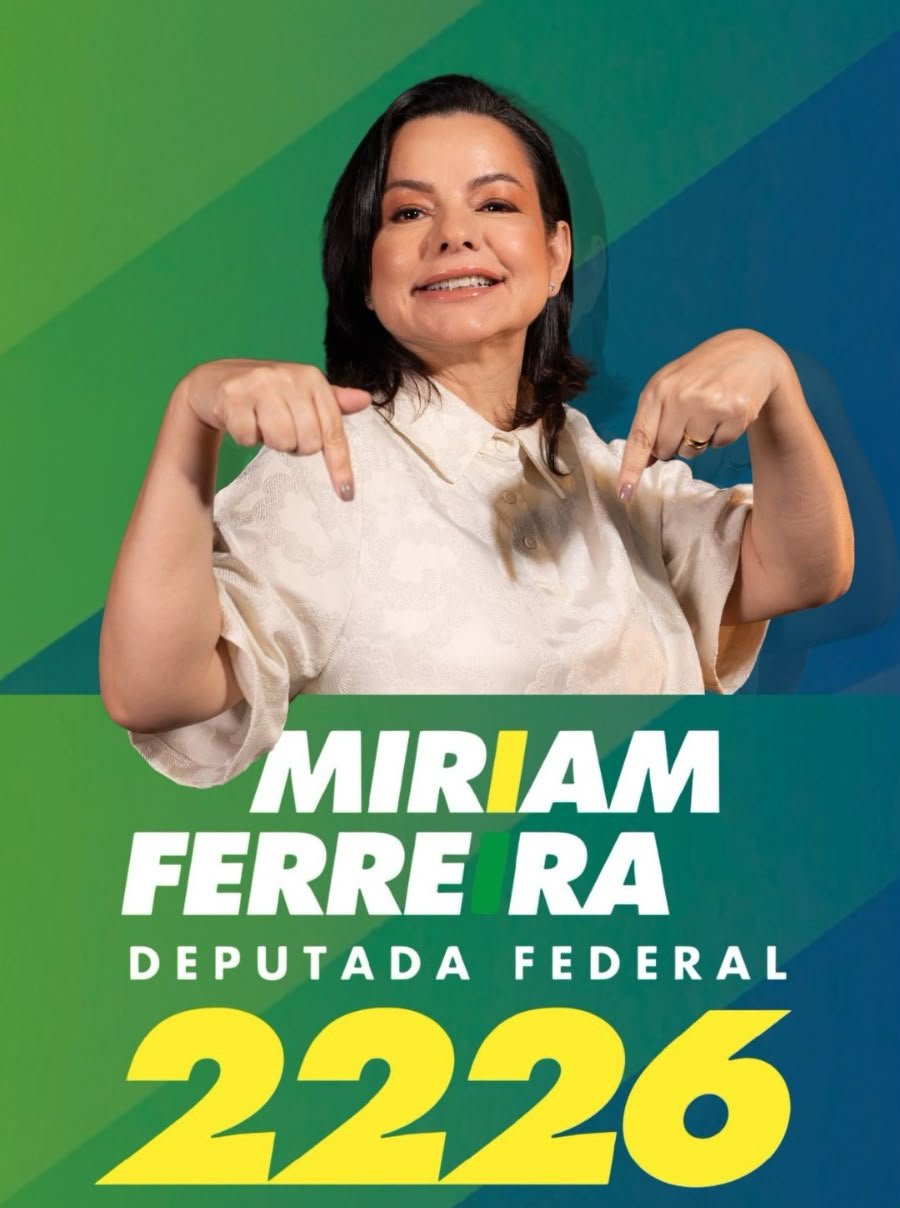 Miriam Ferreira sorrindo e apontando para o número 2226, candidata a deputada federal pelo Paraná